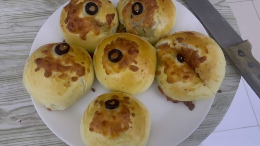 Stuffed buns in oven and air fryer